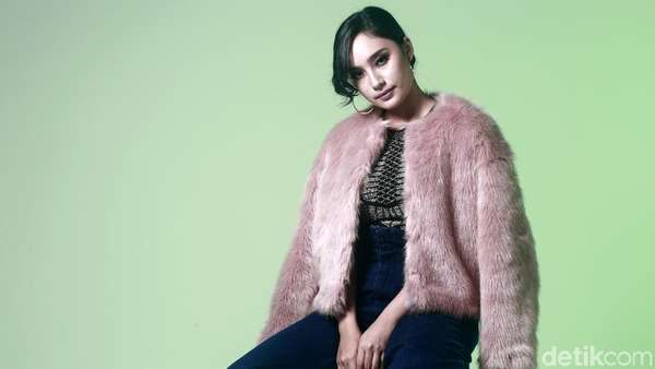 Cantiknya Tatjana Saphira dengan Jaket Bulu Cantiknya Tatjana Saphira dengan Jaket Bulu