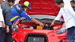 Gaya Jokowi Jajal Tol Sumo dengan Mobil Listrik