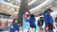 Dekorasi Natal ini memang sudah menghiasi pusat perbelanjaan sejak pekan lalu. Bahkan ada juga yang menyajikan pernak-pernik Natal sejak memasuki awal Desember.