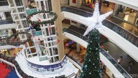 Pohon Natal raksasa dengan bintang putih besar yang menghiasai puncak lengkap dengan beragam pernak perniknya juga tersaji disana. 