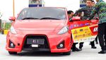 Gaya Jokowi Jajal Tol Sumo dengan Mobil Listrik