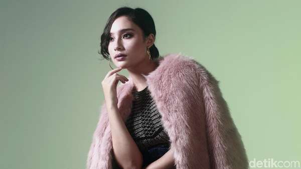 Cantiknya Tatjana Saphira dengan Jaket Bulu Cantiknya Tatjana Saphira dengan Jaket Bulu