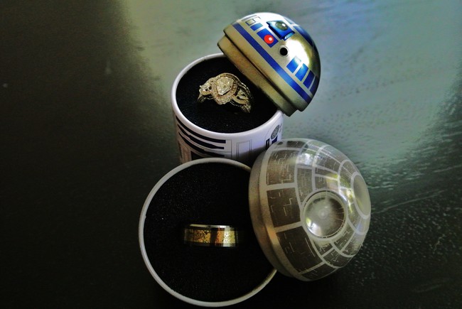 Penggemar Star Wars sepertinya akan sulit menerima lamaran dengan kotak cincin berbentuk R2D2 dan Death Star ini. Foto: Pinterest