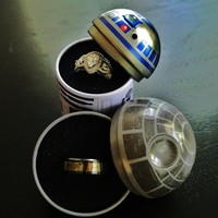 Penggemar Star Wars sepertinya akan sulit menerima lamaran dengan kotak cincin berbentuk R2D2 dan Death Star ini. Foto: Pinterest