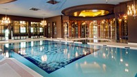 Terdapat kolam renang di bagian dalam kastil tersebut. Majalah terkemuka Fortune menyebutnya sebagai rumah paling mahal di dunia. (Dok. homesoftherich.net)