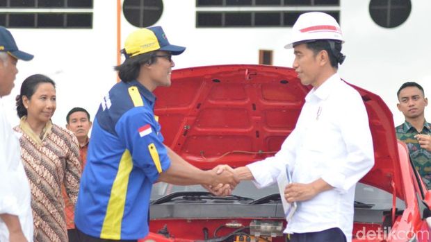 Jokowi Jajak Mobil Listrik di Tol Sumo.