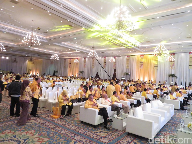 Munaslub Golkar Berlanjut, Sofa VVIP Dipasang Lagi Munaslub Golkar Berlanjut, Sofa VVIP Dipasang Lagi