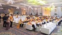 Sofa putih yang sempat diangkut dipasang lagi, diduduki oleh para elite DPP Golkar dan para dewan. Foto: Andhika Prasetia/detikcom