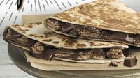 Quesadillas diisi dengan cokelat Kit Kat yang renyah dan sebagian lainnya yang meleleh ini cocok dijadikan dessert. Kit Kat quesadilla ini ada di gerai Taco Bell. Foto: Istimewa