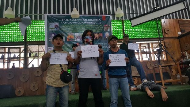 Karyawan freeport melakukan protes atas apa yang dialaminya