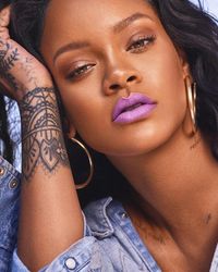 Foto Rihanna mempromosikan Fenty Beauty. 