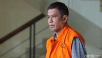 Taufiqurrahman keluar dengan memakai rompi tahanan KPK.