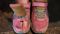 Kontes pertama kali digelar tahun 1974 untuk promosi sepatu baru dari brand perlengkapan olahraga. Sejak tahun 1988, perusahaan pembersih sepatu Odor-Eaters pun menjadi sponsor tunggal kontes unik ini (Shannon Stapleton/Reuters)