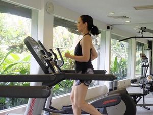 Punya Anak Tapi Masih Sekencang Ini, Bukti Atiqah Hasiholan Rajin Olahraga
