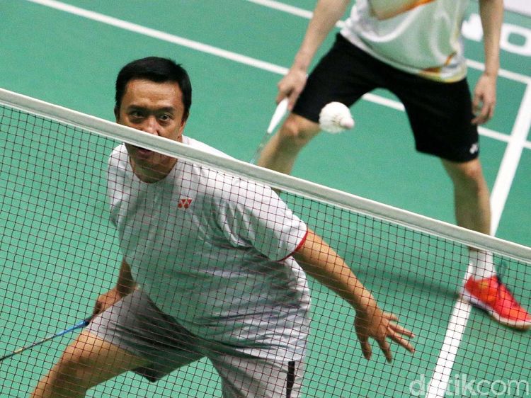 Lihat Aksi Menpora yang Jatuh Bangun Lawan Ricky/Candra