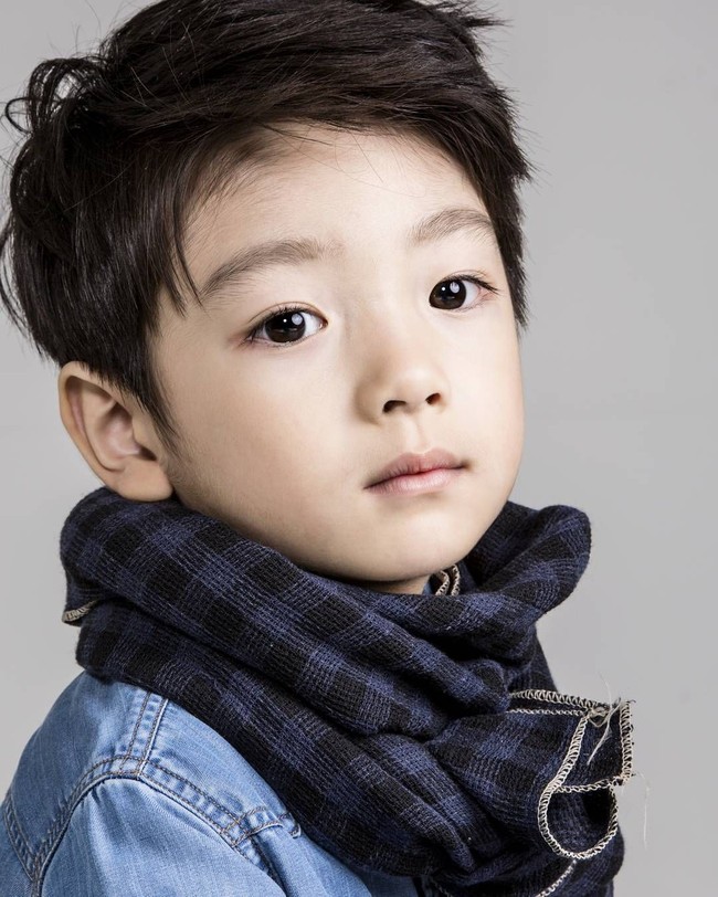 Masih berusia 6 tahun, nama Lee Young Jun juga sudah bersinar di industri model Korea. Berada di naungan SM Entertainment, akan terlalu sulit untuk melawan daya tarik Young Jun yang memiliki mata lebar dengan senyum menggemaskan. Foto: Instagram