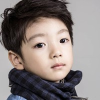 Masih berusia 6 tahun, nama Lee Young Jun juga sudah bersinar di industri model Korea. Berada di naungan SM Entertainment, akan terlalu sulit untuk melawan daya tarik Young Jun yang memiliki mata lebar dengan senyum menggemaskan. Foto: Instagram