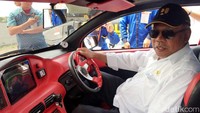 Untuk memastikan keamanan kendaraan tersebut, Menteri Pekerjaan Umum dan Perumahan Rakyat Basuki Hadimuljono juga menjajalnya terlebih dahulu.