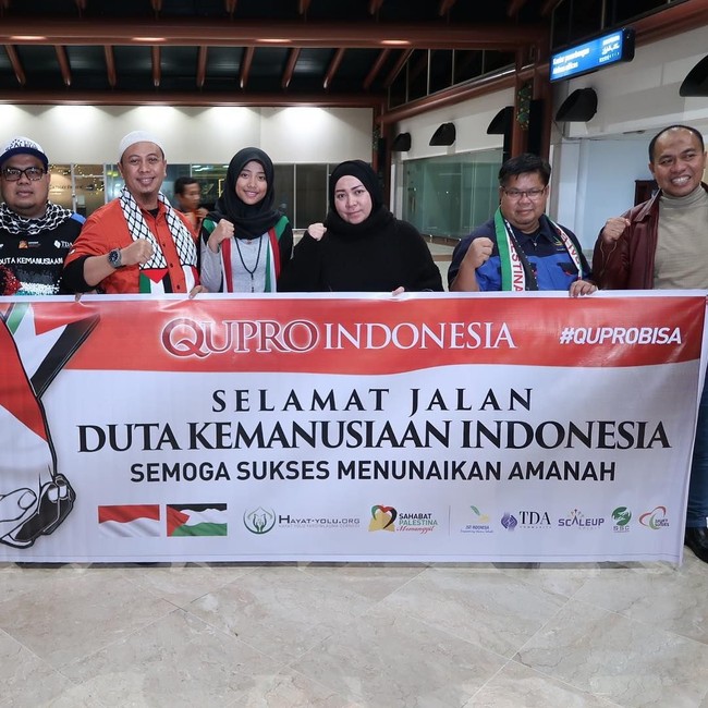Dalam akun Instagram pribadinya, Melly Goeslaw mengunggah foto keberangkatannya untuk membela Palestina. Penyanyi 43 tahun itu membawa misi kemanusiaan bersama beberapa relawan untuk membantu Palestina. Ia pergi mengenakan pakaian dan kerudung serba hitam. Foto: Dok. Instagram