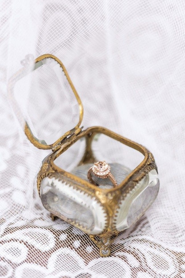 Untuk dia yang memiliki pribadi feminin dan unik, kotak cincin bernuansa vintage dan rustic bisa jadi opsi. Seperti kotak cincin kaca dengan bingkai emas lusuh ini. Foto: Pinterest