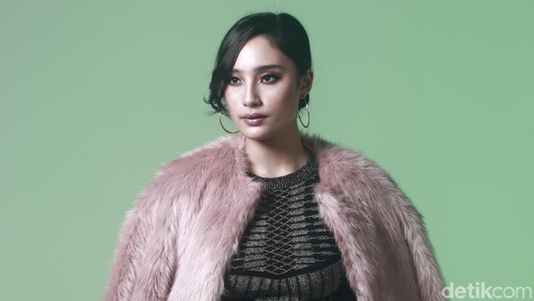 Cantiknya Tatjana Saphira dengan Jaket Bulu