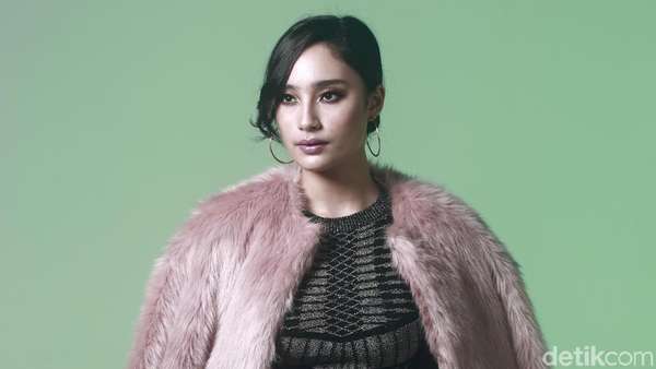 Cantiknya Tatjana Saphira dengan Jaket Bulu Cantiknya Tatjana Saphira dengan Jaket Bulu