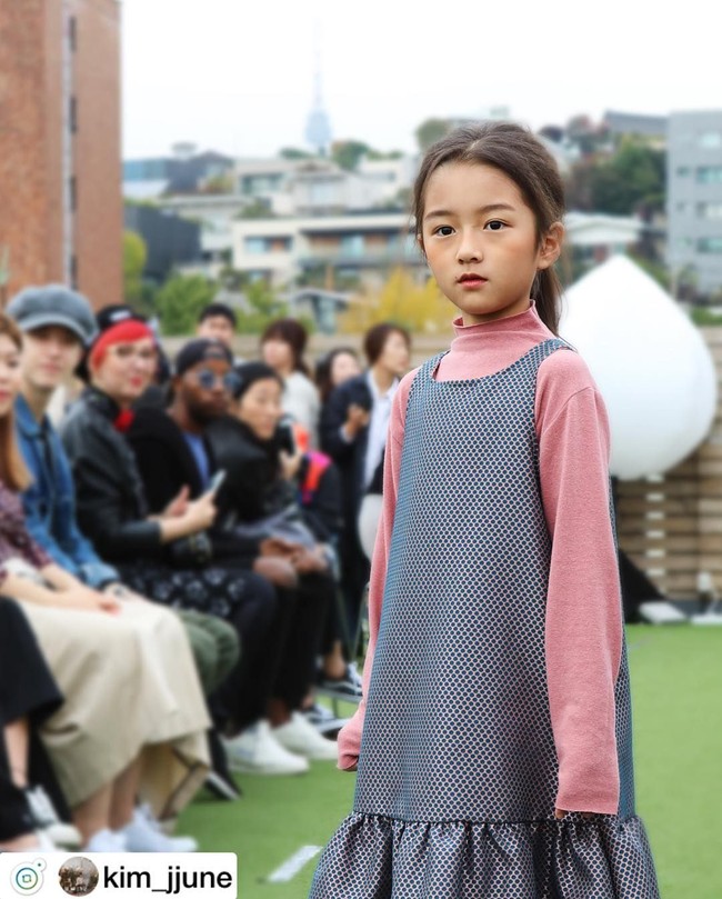 Saat masih berusia tujuh tahun, Kim Haeun telah berhasil masuk ke industri modeling. Dengan fitur wajah yang lembut, dan ekspresinya yang menawan, Haeun telah memiliki lebih dari 32 ribu pengikut di akun Instagramnya. Foto: Instagram