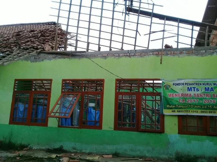 Dimakan Usia Atap Kelas Pondok Pesantren di Banyuasin Runtuh