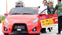 Setelah meresmikan Tol Sumo, Jokowi langsung menjajal tol itu dengan mobil listrik.