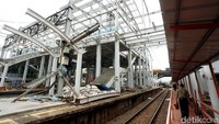 Stasiun yang terletak di antara Stasiun Kranji dan Stasiun Klender Baru ini memiliki 4 jalur, dan hanya melayani pemberhentian KRL serta persilangan kereta api untuk saat ini.