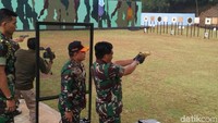 Marsekal Hadi terlihat menembak dengan pistol jenis G2 elite Premium buatan PT Pindad