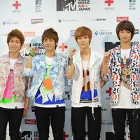 Bersama para personel Shinee. Jonghyun (kedua dari kiri) memilih padanan jaket biker biru yang dipadu T-shirt bermotif cerah. Shinee memang dikenal dengan gaya busana psychedelic yang kontras dan kaya warna. Foto: istimewa