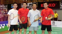 Mereka juga berfoto bersama.
