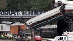 Foto: Melihat Bagian Kereta Amtrak yang Patah dan Timpa Mobil