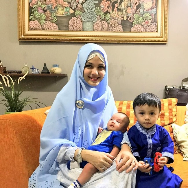 Ini penampilan Nadya Almira ketika berhijab syari. Ibu dua anak ini tampil syari menggunakan kerudung warna biru muda dan ciput belah samping yang atraktif. Foto: Dok. Instagram @nadya_almira