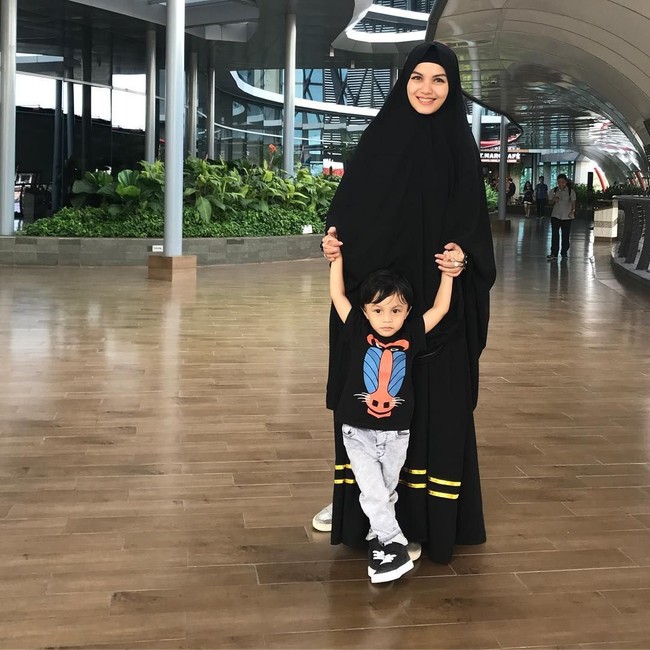 Nadya Almira bergaya dengan setelan busana syari serba hitam. Ia juga kembali tampil kompak dengan putranya.  Foto: Dok. Instagram @nadya_almira