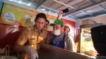 OK OCE! Begini Sibuknya Sandiaga di Dapur Stan Ayam Goreng