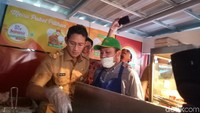 Sandiaga lalu menggoreng ayam dengan minyak panas di wajan.