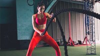 Artis cantik lainnya yang juga rajin olahraga adalah Andrea Dian. Ia cukup sering memamerkan aktivitasnya saat di gym. (instagram @andreadianbimo)