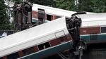 Foto: Melihat Bagian Kereta Amtrak yang Patah dan Timpa Mobil