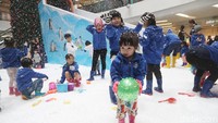Sejumlah anak-anak bermain di wahana salju di Mall Ciputra, Jakarta, Selasa (19/12/2017).  
