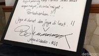 Jika belum bisa menebak, coba lihat tanda tangan Jokowi versi besar. Tanda tangan ini dibubuhkan Jokowi beserta pesan untuk Korps Marinir. Sudah bisa lihat angka 1681?