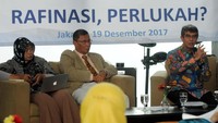 Direktur Institute for Development of Economics and Finance (INDEF), Enny Sri Hartati (kiri), Pelaku Usaha Menengah Dwi Yatmoko (kiri dua), Ketua Asosiasi Pengusaha Indonesia (Apindo) Bidang Kebijakan Publik, Danang Girindrawardana (kanan dua) dan Pakar hukum UMJ Ibnu Sina (kanan) saat menjadi pembicara Diskusi Publik Lelang Gula Rafinasi tentang Peraturan Menteri Perdagangan (Permendag) no. 40 tahun 2017 mengenai lelang gula di Jakarta, Selasa (19/12/2017). Pool/Apindo.