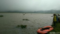 Puluhan hektar sawah ini terendam air akibat hujan deras yang mengguyur selama dua hari berturut-turut hingga hari ini, Selasa (19/12/2017). Tempat itu pun berubah jadi tempat wisata dadakan.