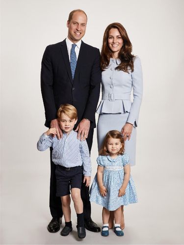 Arti Tersembunyi Bahasa Tubuh Kate Middleton di Kartu Natal 2019