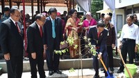 Usai menyampaikan sambutan, Jokowi juga melakukan penanaman pohon.Tanaman yang dipilih untuk penanaman ini adalah Cendana Santalum Album Linn, tanaman yang sempat terancam punah pada tahun 1990-an, namun telah diintroduksi di Hutan Wanagama serta diperkaya dengan materi genetik yang lebih beragam oleh Fakultas Kehutanan UGM hingga kini berhasil tumbuh dan menyebar luas. (Foto: Rusman - Biro Pers Setpres)