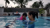Salah satu olahraga kegemarannya ialah berenang. Ia pun juga mengajak anak semata wayangnya, Salma. Foto: Instagram/@atiqahhasiholan