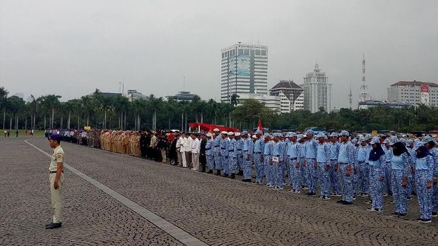 Apel ini dihadiri Irjen Kemenhan Letjen Agus Sutomo, Wakil Gubernur DKI Sandiaga Uno, dan jajaran satuan kerja perangkat daerah (SKPD) Pemprov DKI.