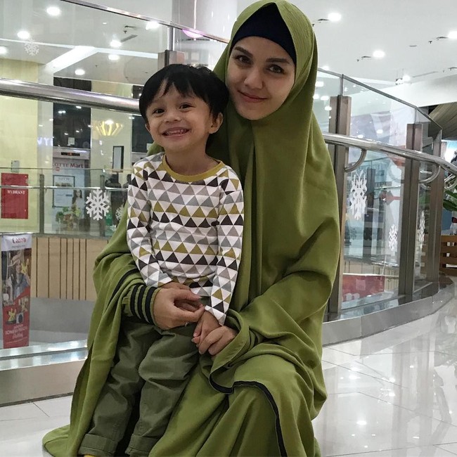 Gaya Nadya Almira terlihat bersahaja saat memakai setelan baju syari warna hijau. Warnanya serasi dengan busana putra sulungnya tersebut. Foto: Dok. Instagram @nadya_almira