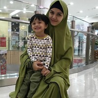 Gaya Nadya Almira terlihat bersahaja saat memakai setelan baju syari warna hijau. Warnanya serasi dengan busana putra sulungnya tersebut. Foto: Dok. Instagram @nadya_almira